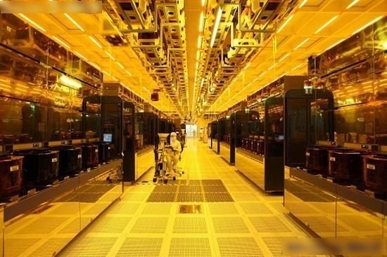 揭秘Intel CPU制造工廠 潔凈室里的無聲戰爭與神經質機器——論晶圓廠的前沿對抗藝術