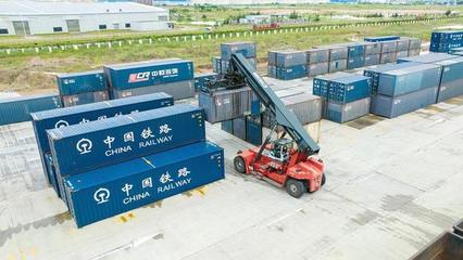 西部陸海新通道班列運輸貨物量增長超10%，工程機械租賃市場迎新機遇